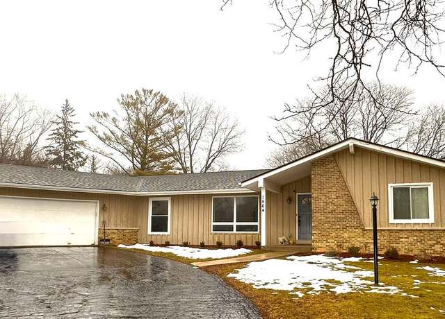 Property at 1564 Crestview Dr, Grafton, WI 53024, 3 beds, 2 baths