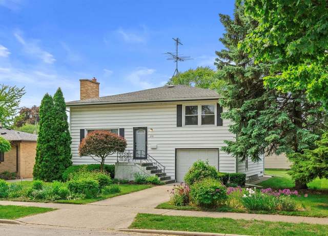 Property at 2712 Lincoln Rd, Kenosha, WI 53143, 3 beds, 2 baths