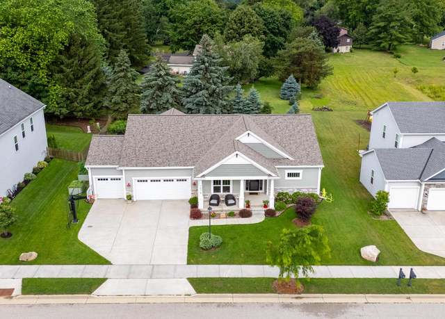 Property at 1078 Spruce Ct, Oconomowoc, WI 53066, 4 beds, 3.5 baths