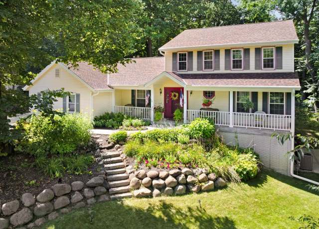 Property at 1701 S Lilly Ln, New Berlin, WI 53146, 4 beds, 3.5 baths