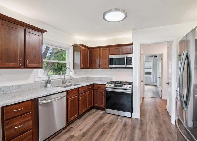 Property at 1415 W Fiesta Ln, Mequon, WI 53092, 4 beds, 2 baths