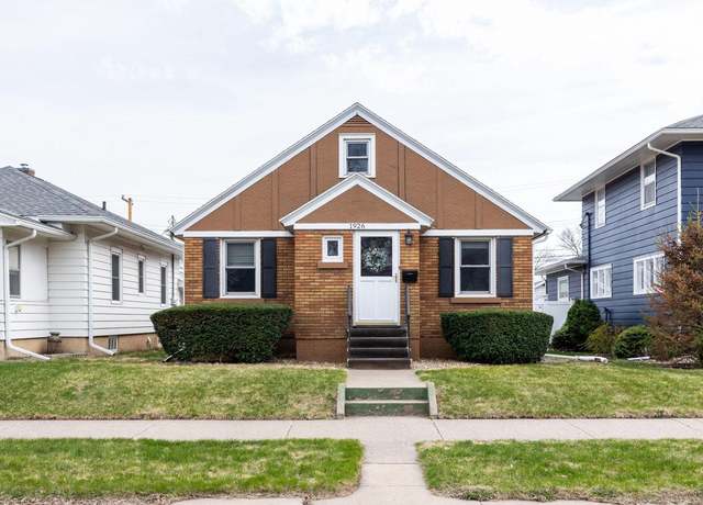 Property at 1926 Market St, La Crosse, WI 54601, 4 beds, 2 baths