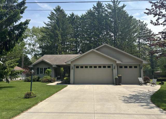Property at 5103 S 9th St, Sheboygan, WI 53081, 3 beds, 2 baths