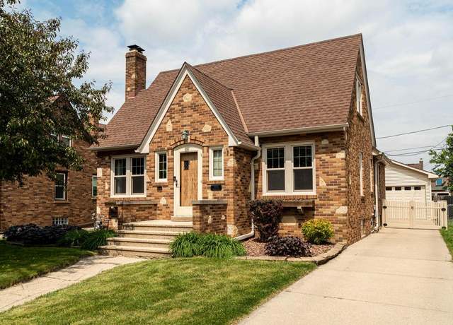 Property at 2620 Lincoln Rd, Kenosha, WI 53143, 4 beds, 2.5 baths