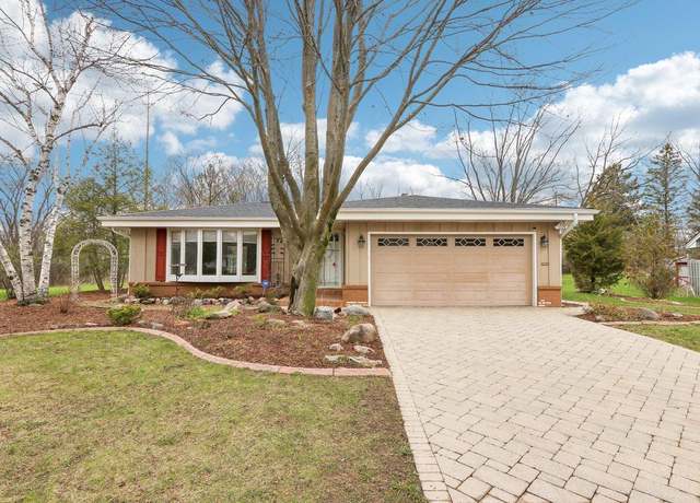 Property at 5550 Lakeview Dr, Greendale, WI 53129, 3 beds, 1.5 baths