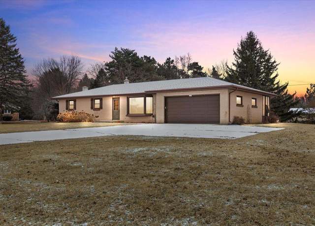 Property at 2095 Paradise Dr, West Bend, WI 53095, 3 beds, 1.5 baths