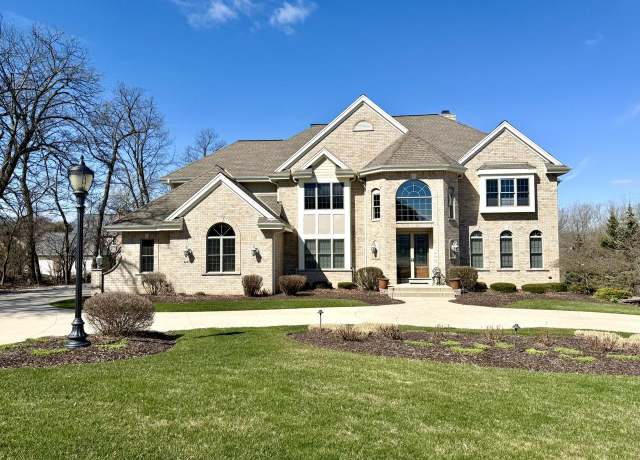 Property at 685 Hawks Ridge Rd, Brookfield, WI 53045, 6 beds, 5.5 baths