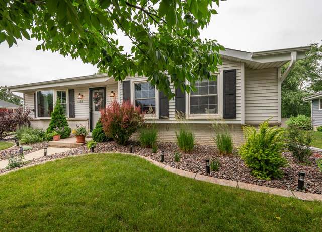 Property at 1820 Lenora Dr, West Bend, WI 53090, 3 beds, 1.5 baths