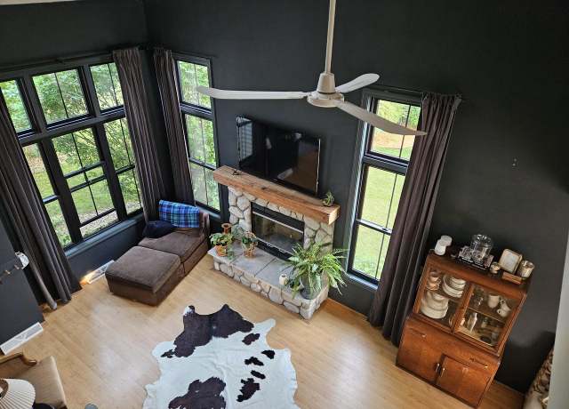 Property at 8619 S Stone Creek Dr, Oak Creek, WI 53154, 3 beds, 2 baths