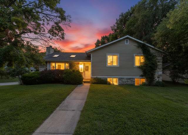 Property at 252 Willow Dr, Hartland, WI 53029, 4 beds, 3 baths