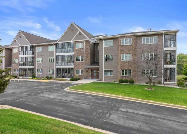 Property at 267 Oconomowoc Pkwy, Oconomowoc, WI 53066, 3 beds, 2 baths