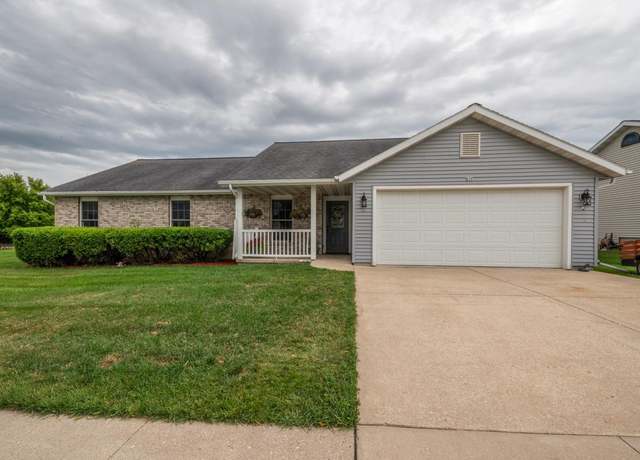 Property at 879 Broadmoore Dr, Hartford, WI 53027, 3 beds, 2 baths