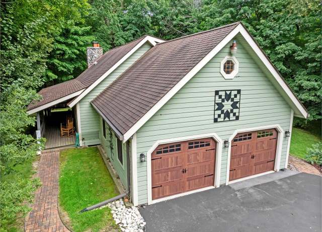 Property at 4135 Old Homestead Dr, West Bend, WI 53095, 2 beds, 1.5 baths
