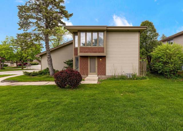 Property at 5047 S Stonehedge Dr, Greenfield, WI 53220, 2 beds, 1.5 baths