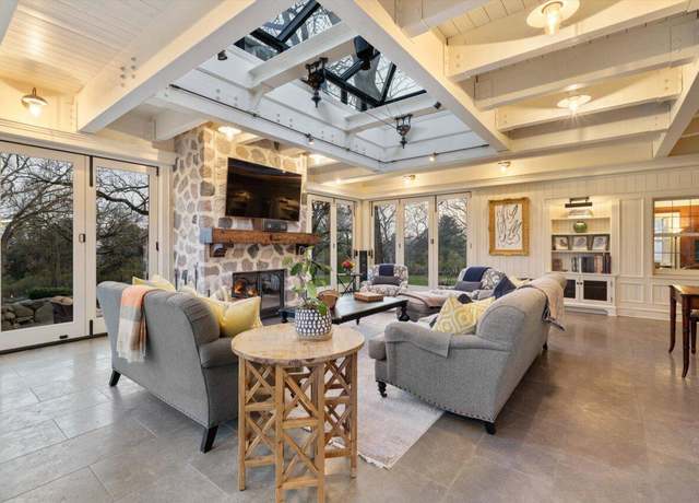 Property at W336S9604 Red Brae Dr, Mukwonago, WI 53149, 4 beds, 4.5 baths