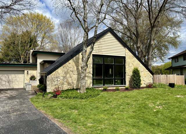 Property at N57W35772 Surrey Ct, Oconomowoc, WI 53066, 4 beds, 2 baths