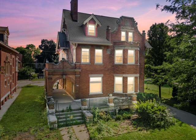Property at 2929 W Highland Blvd, Milwaukee, WI 53208, 5 beds, 3.5 baths