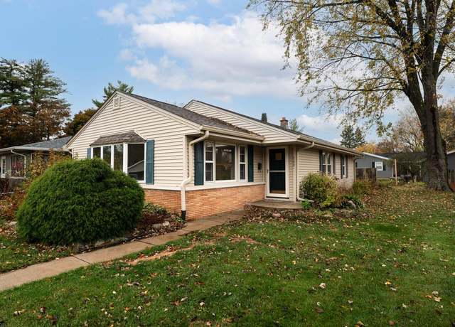 Property at 708 Oakwood Ave, Oconomowoc, WI 53066, 3 beds, 1.5 baths