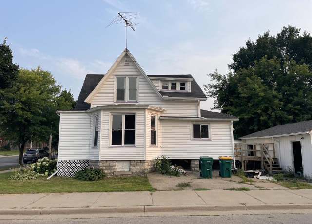 Property at 903 Wells St, Marinette, WI 54143, 4 beds, 1 bath