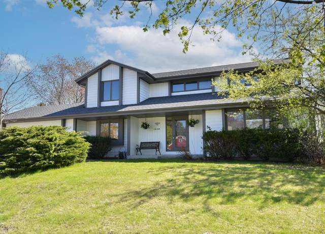 Property at 10100 N Foxkirk Dr, Mequon, WI 53097, 3 beds, 2.5 baths