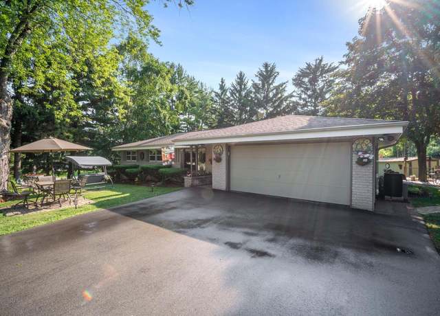 Property at 1278 Country Highlands Dr, Hubertus, WI 53033, 4 beds, 2 baths