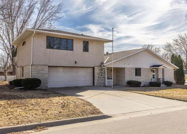 Property at 450 Losey Boulevard North Blvd, La Crosse, WI 54601, 4 beds, 4.5 baths