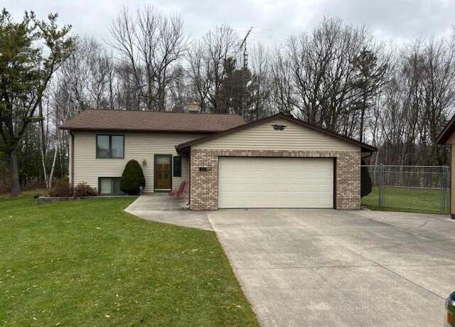 Property at 8118 Carstens Rd, Manitowoc, WI 54220, 3 beds, 2 baths