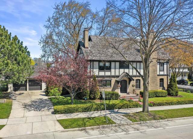 Property at 304 16th St, Racine, WI 53403, 5 beds, 3.5 baths