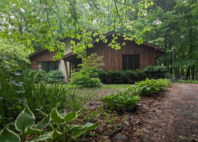 Property at W209N13470 Robinhood Dr, Richfield, WI 53076, 3 beds, 3 baths