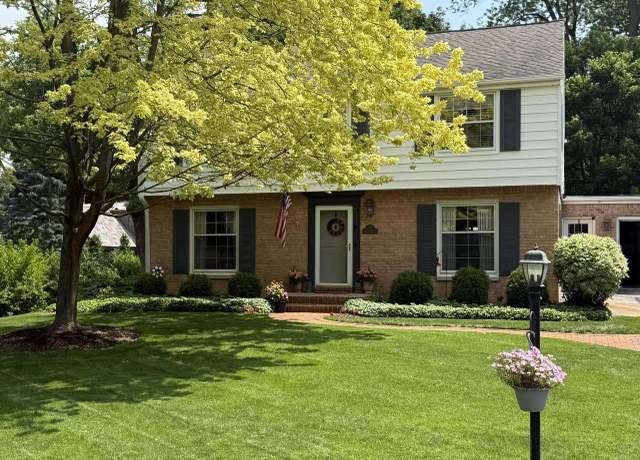 Property at 810 Kurtis Dr, Elm Grove, WI 53122, 4 beds, 2.5 baths