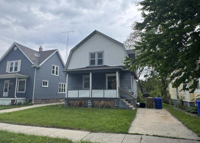 Property at 6621 21st Ave, Kenosha, WI 53143, 3 beds, 1 bath