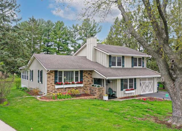 Property at 215 Estate Ct, Elkhorn, WI 53121, 3 beds, 2.5 baths