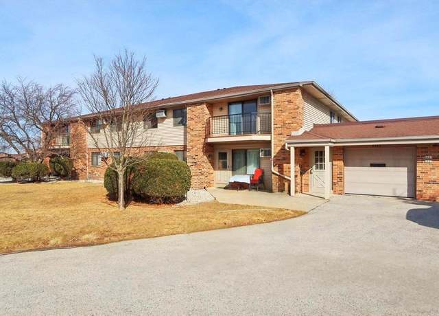 Property at 4449 S Greenridge Cir, Greenfield, WI 53220, 2 beds, 2 baths