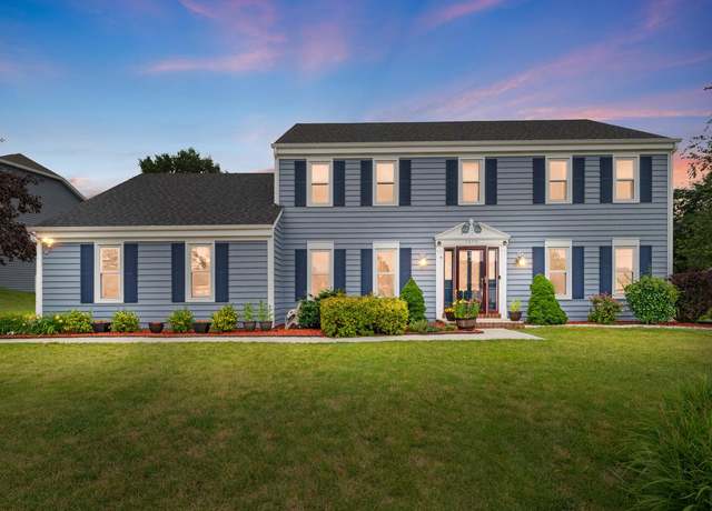 Property at 1070 Hillwood Blvd, Pewaukee, WI 53072, 3 beds, 2.5 baths