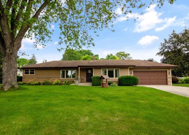 Property at 2885 Burlawn Pkwy, Brookfield, WI 53005, 3 beds, 1.5 baths