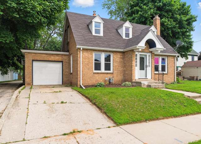 Property at 821 N 6th St, Manitowoc, WI 54220, 3 beds, 1.5 baths