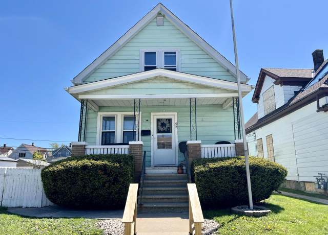 Property at 913 Manitoba Ave, South Milwaukee, WI 53172, 3 beds, 2 baths