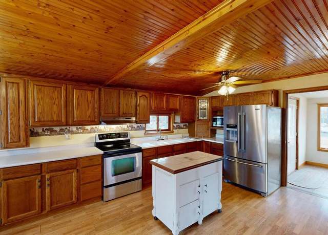 Property at 526 E South St, Stoughton, WI 53589, 2 beds, 1.5 baths