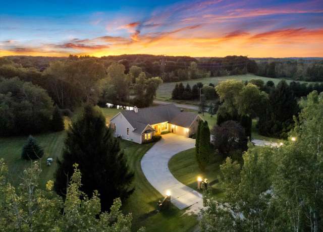 Property at 2075 Parkwood Ct, Grafton, WI 53024, 3 beds, 2 baths