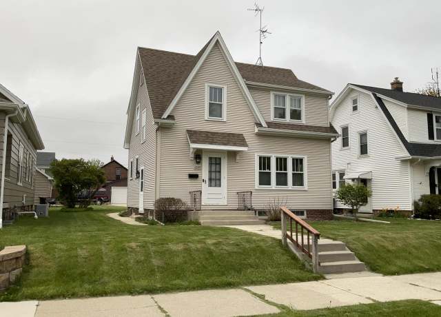Property at 2530 N 12th St, Sheboygan, WI 53083, 3 beds, 1.5 baths