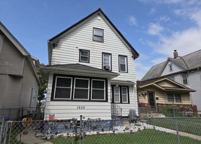 Property at 1509 S 33rd St, Milwaukee, WI 53215, 3 beds, 1.5 baths