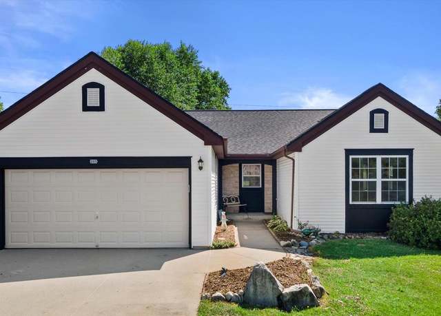 Property at 205 Shore Cir, Oconomowoc, WI 53066, 3 beds, 2 baths