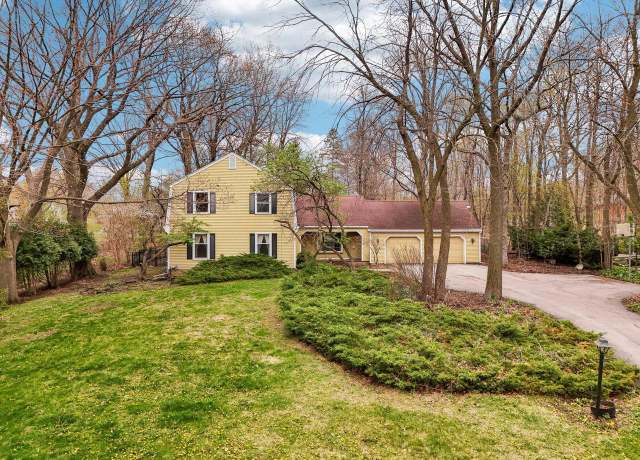 Property at W264 Circle Dr, Oconomowoc, WI 53066, 4 beds, 2.5 baths