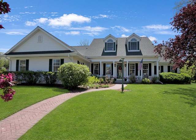 Property at 647 Lake Bluff Dr, Oconomowoc, WI 53066, 6 beds, 4 baths