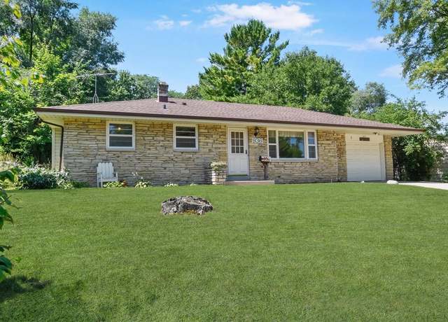 Property at 936 Birchwood Dr, West Bend, WI 53095, 3 beds, 1.5 baths