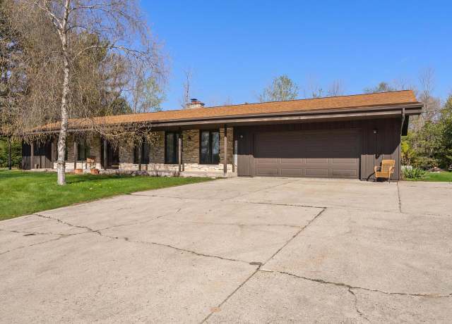 Property at 5006 Pierce Dr, Manitowoc, WI 54220, 3 beds, 2.5 baths