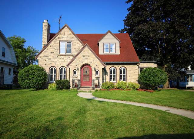 Property at 12 N Walnut St, Mayville, WI 53050, 4 beds, 1.5 baths