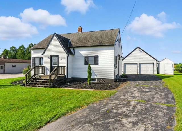 Property at 213 S Packer Dr, Manitowoc, WI 54220, 4 beds, 2 baths