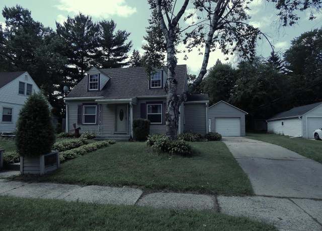 Property at 1004 Birchwood Dr, West Bend, WI 53095, 4 beds, 2 baths