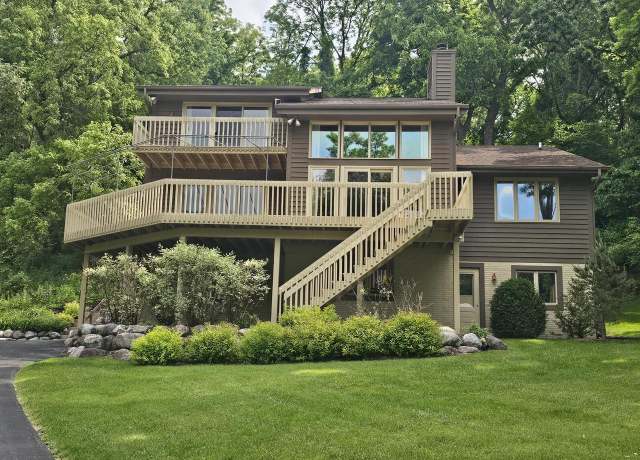 Property at 790 Garrison Ct, Delafield, WI 53018, 3 beds, 2 baths